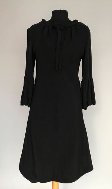 null DIOR Haute Couture

Robe en crêpe noir, col à ruban noué et manches à volants,...