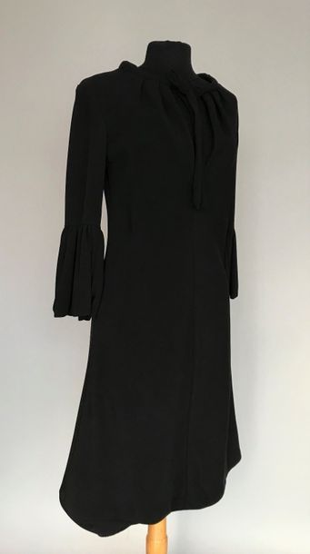 null DIOR Haute Couture

Robe en crêpe noir, col à ruban noué et manches à volants,...