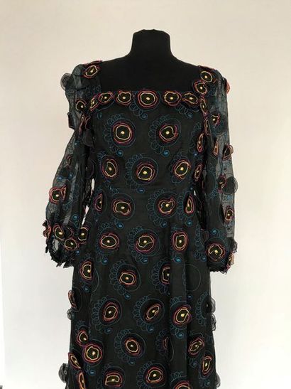 null Robe en organdi noir surpiqure bleu et aplication de fleurs brodées, circa 70...