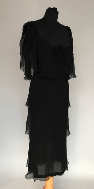 null LORIS AZZARO Paris

Robe du soir courte en mousseline de soie noire à volants...