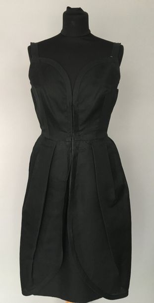 null ANONYME Haute Couture 

Robe de gazar noir à dos pétales circa 1960 - Taille...
