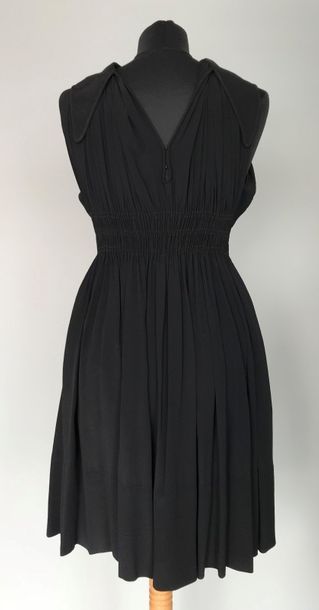 null Robe en soie crépon noir à taille smokée circa 1960 - Taille 36