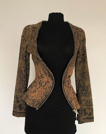 null VIVIENNE WESTWOOD Anglomania

Veste en jean ocre et noir délavé façon léopard,...