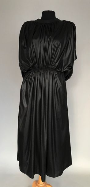 null GRES Paris circa 80 

Robe en satin noir, circa 80 - Taille 36 (étiquette de...
