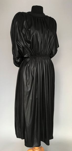 null GRES Paris circa 80 

Robe en satin noir, circa 80 - Taille 36 (étiquette de...