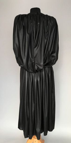 null GRES Paris circa 80 

Robe en satin noir, circa 80 - Taille 36 (étiquette de...