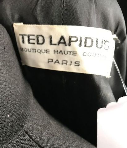 null TED LAPIDUS Boutique Haute Couture

Robe de cocktail en lainage noir et soie...
