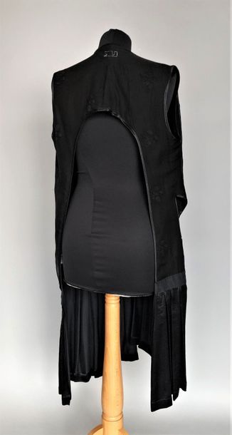 null H.LUTZ 

Robe tablier sans manches en coton et fibre noire d'inspiration japonisante...