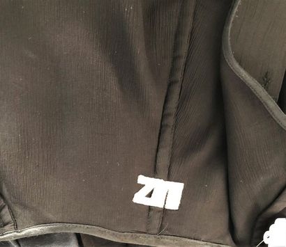 null H.LUTZ 

Robe tablier sans manches en coton et fibre noire d'inspiration japonisante...