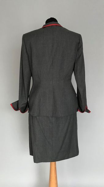 null THIERRY MUGLER

Tailleur en lainage gris gansé de cuir rouge, circa 80 - Taille...