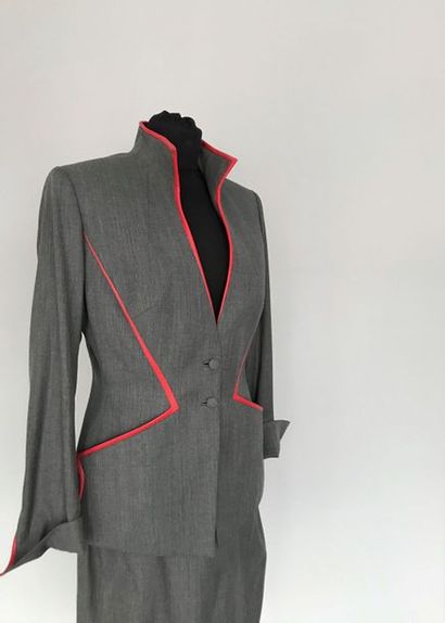 null THIERRY MUGLER

Tailleur en lainage gris gansé de cuir rouge, circa 80 - Taille...