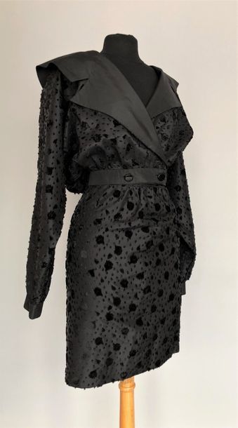 null LANVIN Paris

Ensemble en taffetas et velours dévoré noir, circa 80 - Taille...