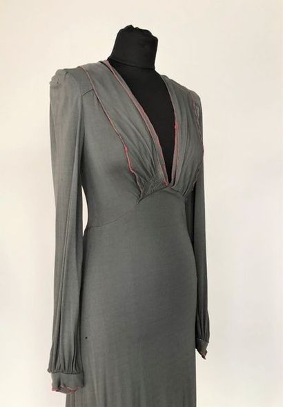 null CAROLINE Paris
Robe en jersey gris et couture rouge, circa 70 - Taille 36 (petits...
