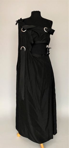 null YOHJI YAMAMOTO circa 2000 

Robe en rayonne et soie noire gros oeillets en métal...