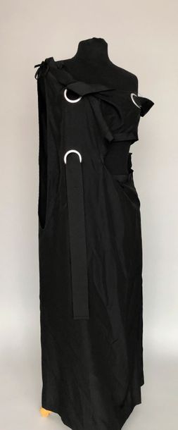 null YOHJI YAMAMOTO circa 2000 

Robe en rayonne et soie noire gros oeillets en métal...