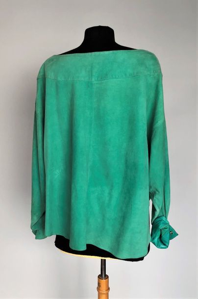 null CLAUDE MONTANA pour Idéal Cuir

Pull over en peau vert canard, circa 80 - Taille...