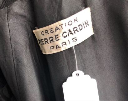 null Création PIERRE CARDIN Paris

Manteau en velours noir et martingale en skai,...
