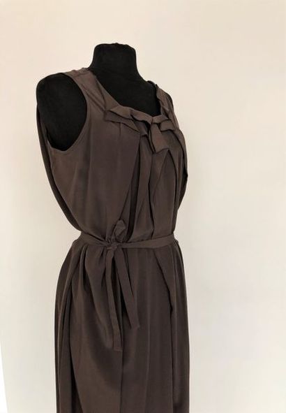 null H.LUTZ

Robe du soir en crêpe marron avec ceinture, circa 2000 - Taille 40