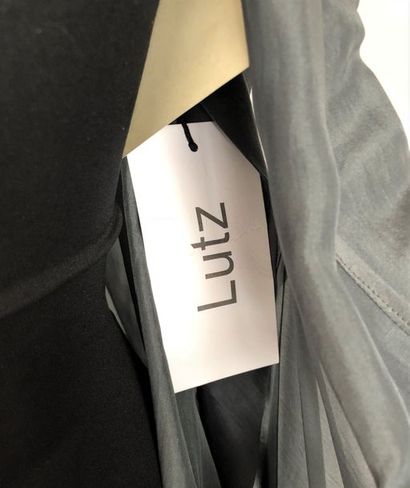 null H.LUTZ circa 2000 

Robe de cocktail en soie fumée - Taille 36