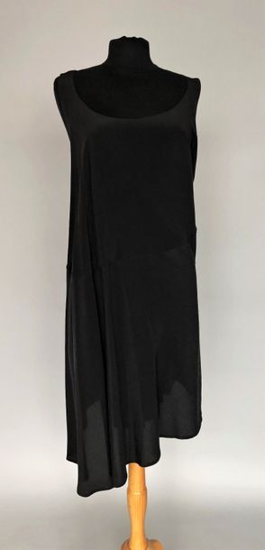 null H.LUTZ

Robe de cocktail en crêpe de soie noire à effet portefeuille, circa...