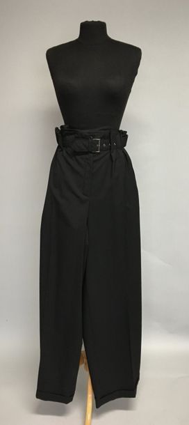 null CLAUDE MONTANA
Pantalon large en lainage noir à pinces et ceinture, circa 1980...
