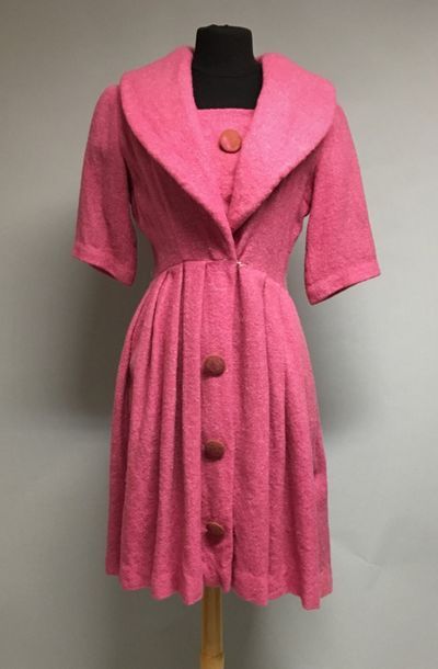 null Robe manteau en lainage rose à col châle, circa 1950 - Taille 38 (usure à la...
