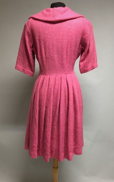 null Robe manteau en lainage rose à col châle, circa 1950 - Taille 38 (usure à la...