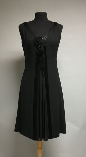 null Robe de cocktail en crêpe de soie et rubans de satin noir, circa 1960 - Taille...
