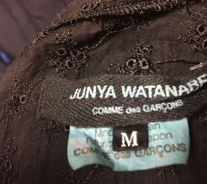 null COMME DES GARCONS par JUNYA WATANABE
Veste en dentelle de coton noir à liens...