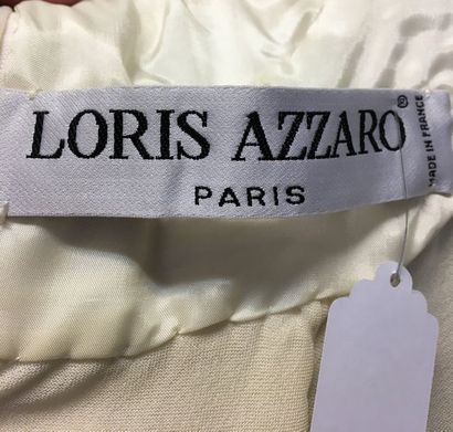 null LORIS AZZARO 

Robe longue à traine en jersey écru et applications de dentelle...