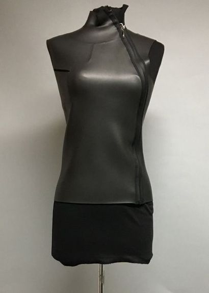 null JEAN PAUL GAULTIER
Top en néoprène noir zippé, circa 2000 - Taille 38 (non ...