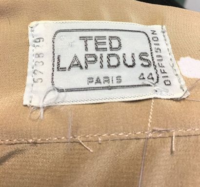null TED LAPIDUS Diffusion 

Robe en crêpe de soie beige à pois blancs (avec ceinture)...