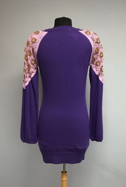 null ANONYME

Robe pulle en lainage violet broderie anglaise rose aux épaules et...