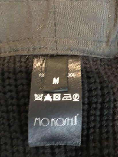 null MOKOSHI 

Robe pull en lainage noir, circa 2000 - Taille 38