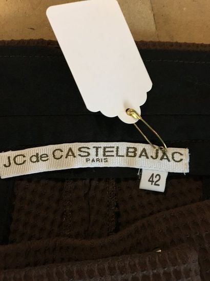 null JEAN-CHARLES de CASTELBAJAC
Pantalon en piqué de coton marron, circa 2000 -...