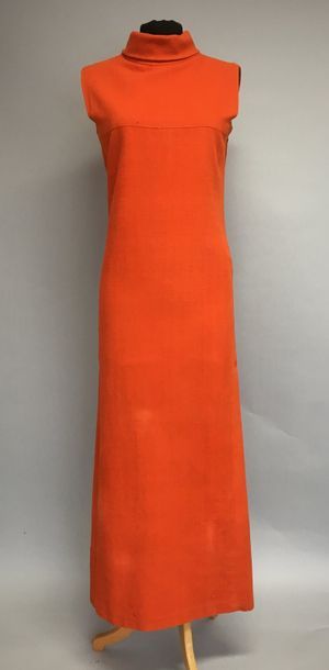 null Attribué à PIERRE CARDIN 

Robe longue sans manches en lin orange, circa 1960...