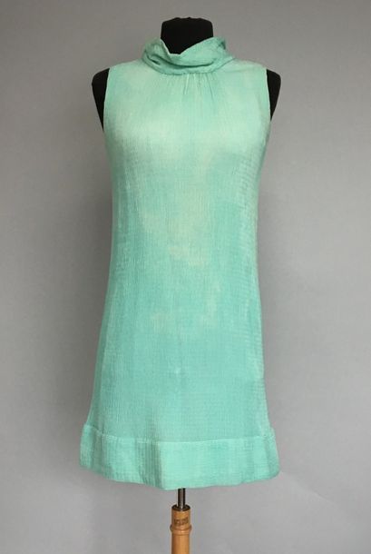 null Robe courte sans manches en crêpe vert d'eau, circa 1960 (décolorations)