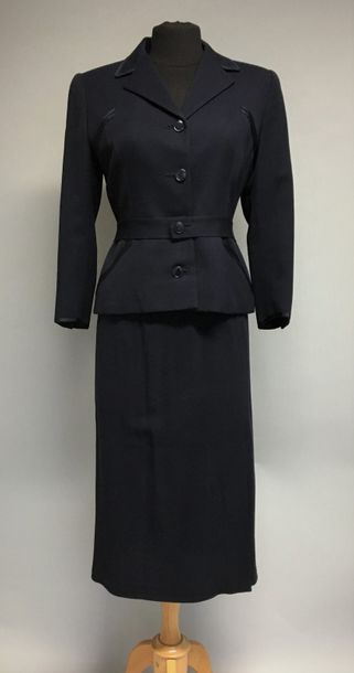 null MAGGY ROUFF

Tailleur en lainage marine gansé avec ceinture, circa 40 - Taille...