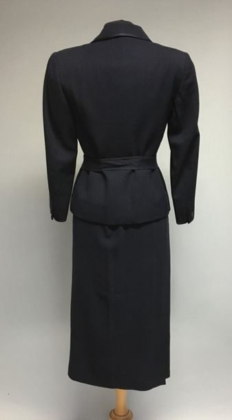 null MAGGY ROUFF

Tailleur en lainage marine gansé avec ceinture, circa 40 - Taille...