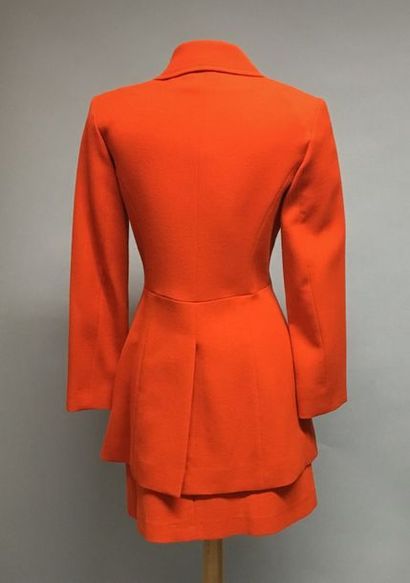 null KENZO STUDIO 

Tailleur à veste longue en lainage orange, circa 90 - Taille...