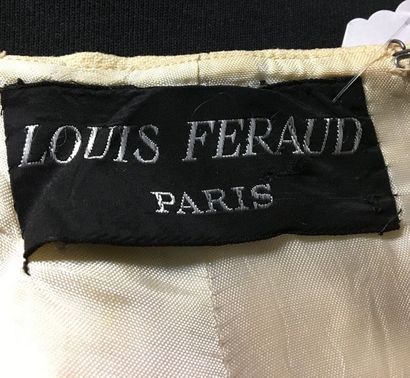null LOUIS FERAUD Paris
Robe en lainage ivoire et lacet surpiqué martingale à boucle...