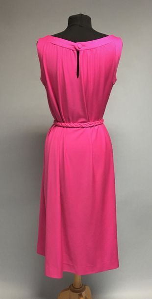 null FERNANDE DESGRANGES Haute Couture 

Robe en jersey de soie fuschia et ceinture...