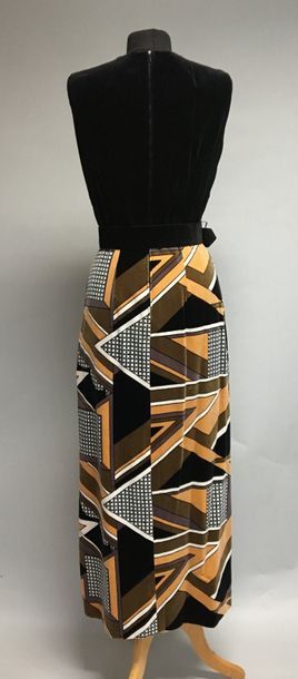 null JOBI
Robe longue avec ceinture en velours noir et imprimé, circa 70 - Taille...