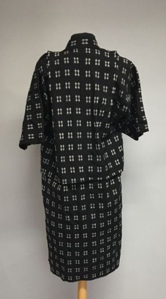 null ANONYME

Kimono d'enfant en coton noir et blanc