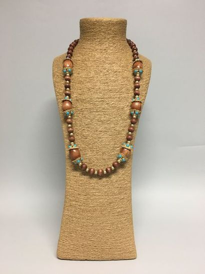 null KENNETH J.LANE 

Long collier d'inspiration indienne en perles de bois et montures...