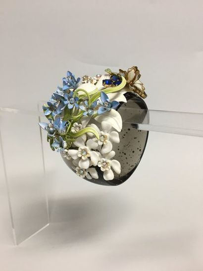 null ELLEN ORIGINAL 

Bracelet rigide en plexi moucheté blanc et large motif floral...