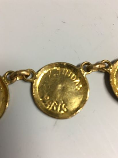 null YVONNE TINDAS 

Collier d'inspiration médiévale en métal doré orné de 8 médailles...