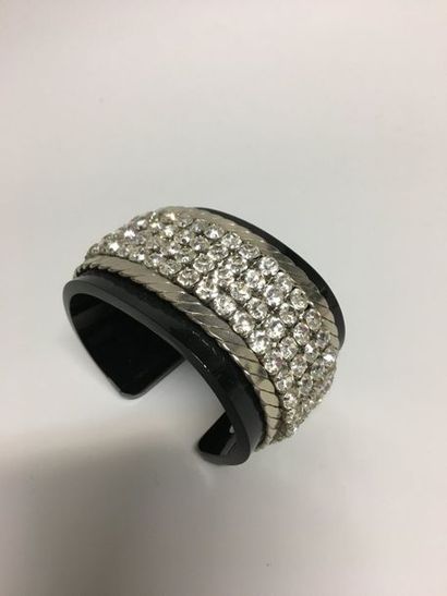 null Bracelet manchette en plexi noir et strass - Largeur intérieure : 6,5 cm