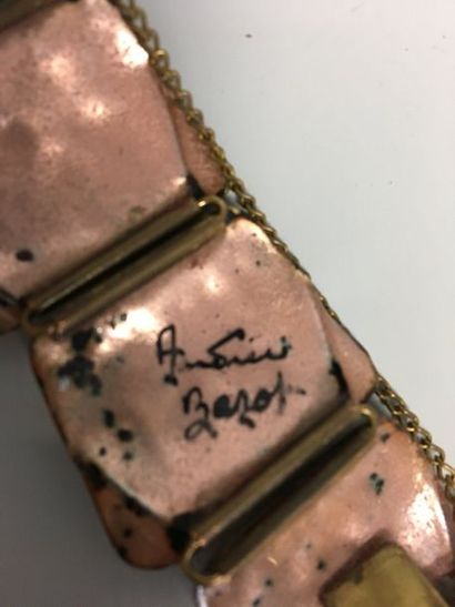 null ANDREE BAZOT

Bracelet articulé composé de plaques en émail de Limoges et cabochons...