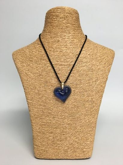 null LALIQUE 

Tour de cou cordonnet noir et pendentif coeur en verre bleu (dans...